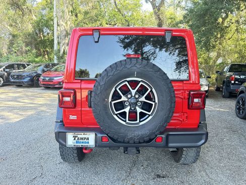 Used 2025 Jeep Wrangler Unlimited Rubicon w/ Convenience Group AWD/4WD image 7