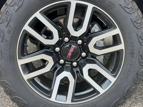 Used 2024 GMC Sierra 1500 AT4 w/ Technology Package AWD/4WD image 7