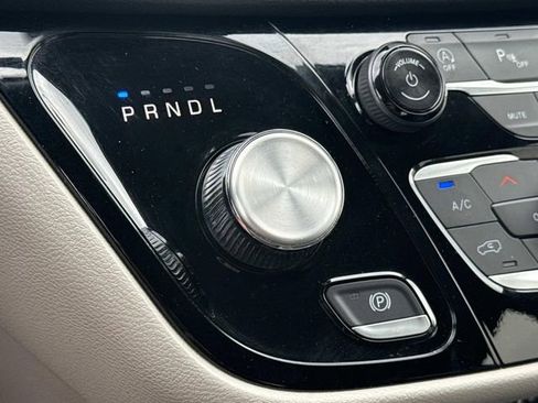 Used 2024 Chrysler Pacifica Touring-L FWD image 21