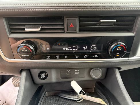 Used 2025 Nissan Rogue SV AWD/4WD image 28
