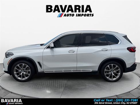 Used 2022 BMW X5 xDrive40i w/ Premium Package AWD/4WD image 2