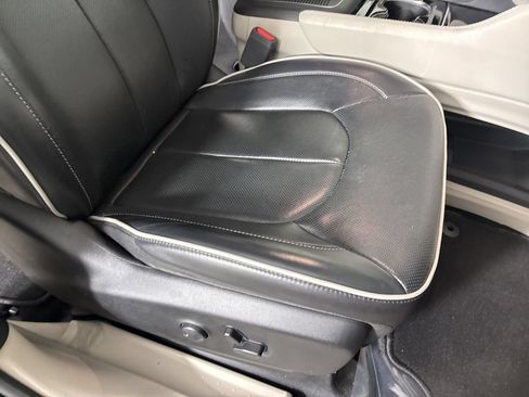 Used 2024 Chrysler Pacifica Limited FWD image 30