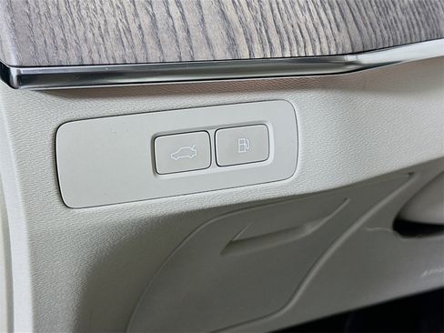 Used 2024 Volvo XC90 T8 Plus w/ Protection Package Premier image 10