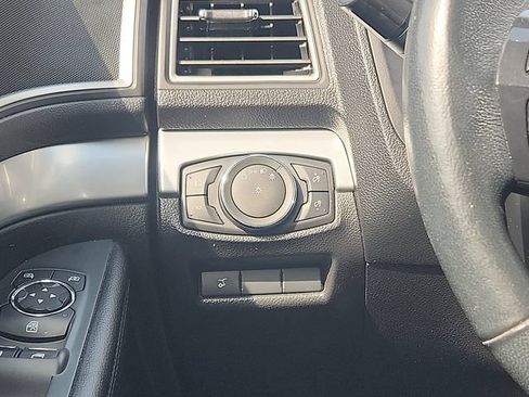 Used 2017 Ford Explorer XLT w/ Equipment Group 202A AWD/4WD image 12