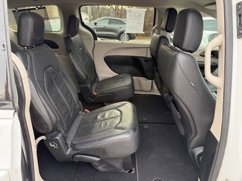 Used 2018 Chrysler Pacifica Touring-L image 11