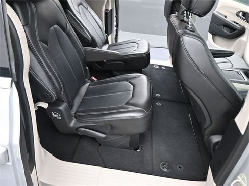 Used 2024 Chrysler Pacifica Touring-L image 13