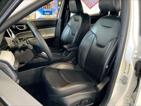 Used 2025 Jeep Compass Limited AWD/4WD image 3