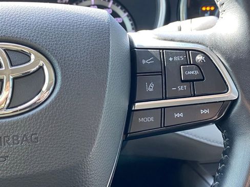 Used 2020 Toyota Highlander XLE image 19