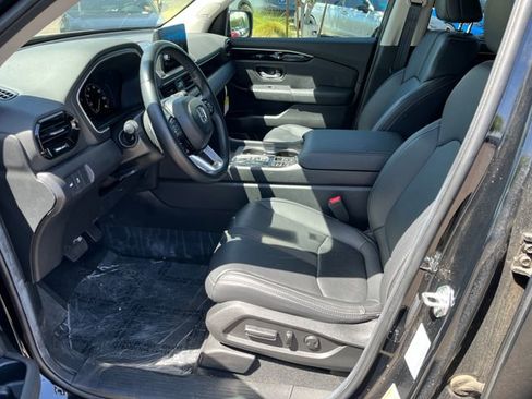Used 2025 Honda Pilot Touring image 2