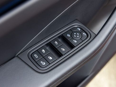 Certified 2025 Porsche Macan Electric image 22