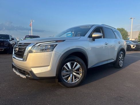 Used 2025 Nissan Pathfinder SL AWD/4WD image 1