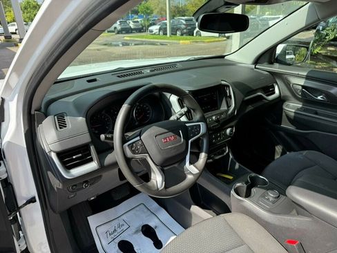 Used 2024 GMC Terrain SLE image 3