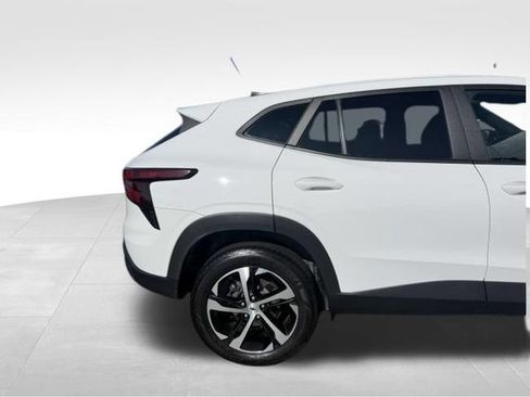 Used 2024 Chevrolet Trax RS w/ Sunroof Package FWD image 4
