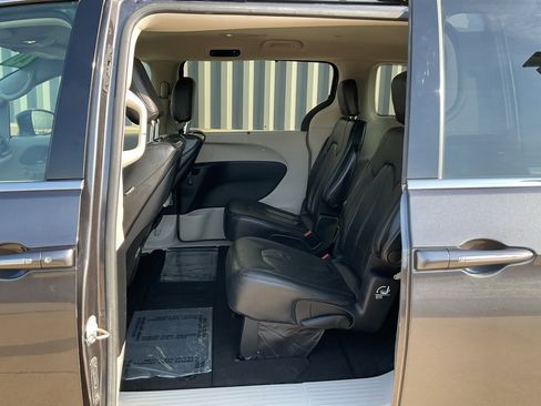 Used 2020 Chrysler Pacifica Touring-L Plus image 15