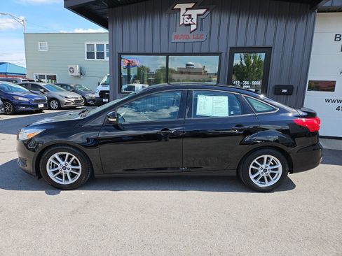 Used 2016 Ford Focus SE FWD image 2