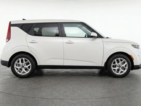 Used 2025 Kia Soul LX w/ LX Technology Package image 11