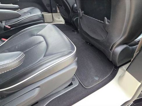 Certified 2022 Chrysler Pacifica Limited FWD image 16