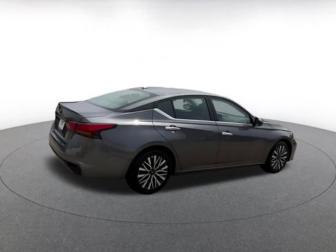Used 2025 Nissan Altima 2.5 SV FWD image 12