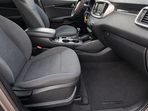 Used 2017 Kia Sorento FWD w/ LX Convenience Package image 39