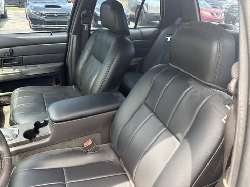 Used 2004 Ford Crown Victoria LX RWD image 9