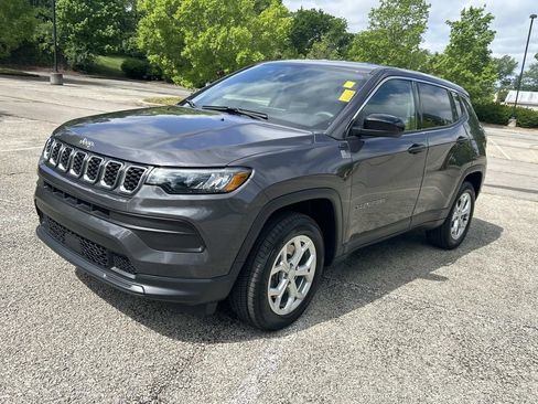 Used 2024 Jeep Compass Sport AWD/4WD image 3
