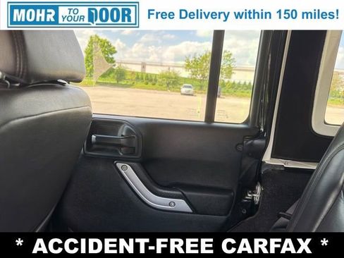 Used 2017 Jeep Wrangler Unlimited Sahara w/ Connectivity Group AWD/4WD image 36