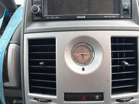 Used 2010 Chrysler Town & Country Touring FWD image 30