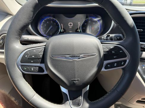 Used 2024 Chrysler Pacifica Touring-L FWD image 10