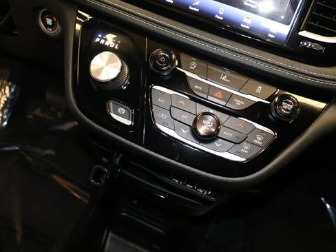 Used 2022 Chrysler Pacifica Touring-L w/ S Appearance Package FWD image 38