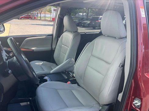 Used 2019 Toyota Sienna Limited Premium FWD image 30