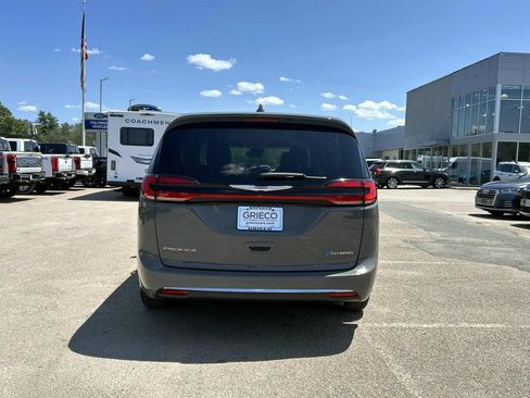 Used 2022 Chrysler Pacifica Touring-L FWD image 4