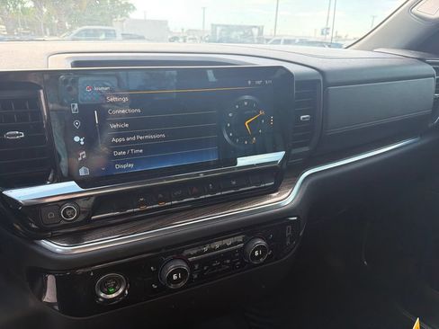 Used 2022 Chevrolet Silverado 1500 LT AWD/4WD image 22