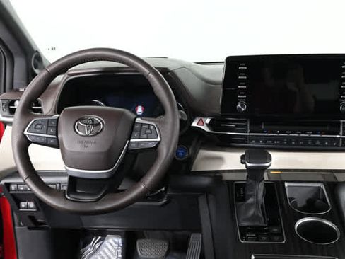 Used 2022 Toyota Sienna Platinum AWD/4WD image 3
