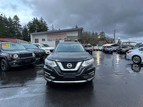 Used 2017 Nissan Rogue S image 2
