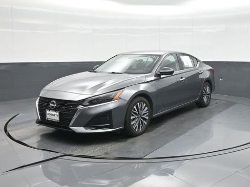 Used 2025 Nissan Altima 2.5 SV FWD image 17