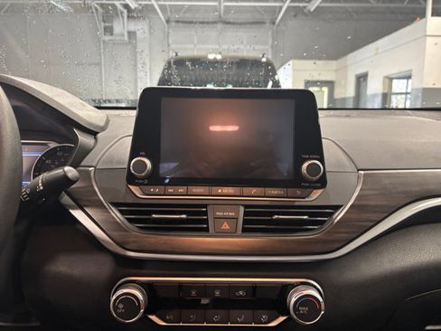 Used 2025 Nissan Altima 2.5 SV image 18