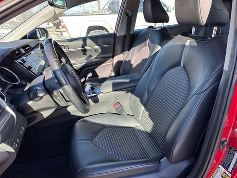 Used 2020 Toyota Camry SE w/ Sunroof Package image 9