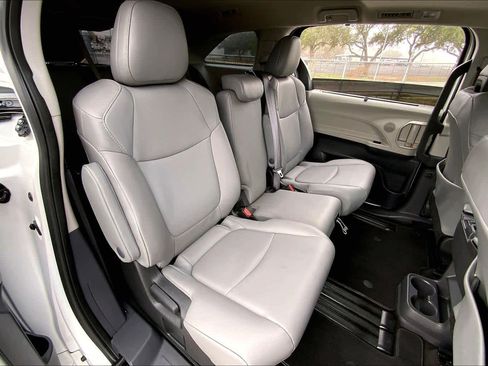 Used 2022 Toyota Sienna XLE image 25