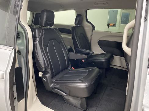 Used 2024 Chrysler Pacifica Touring-L FWD image 17