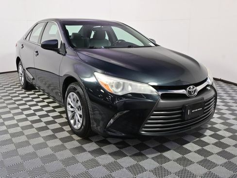 Used 2015 Toyota Camry LE image 9