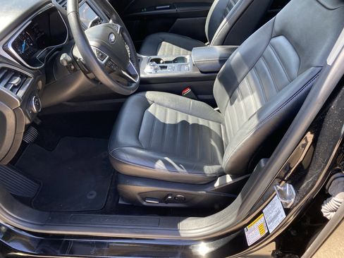 Used 2017 Ford Fusion SE w/ Fusion SE Technology Package FWD image 3