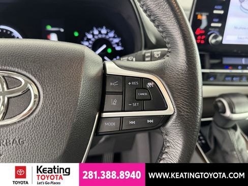 Certified 2024 Toyota Sienna XLE FWD image 30