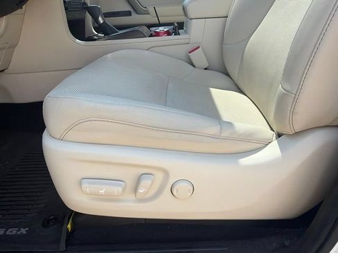Used 2023 Lexus GX 460 Premium w/ Accessory Package AWD/4WD image 9
