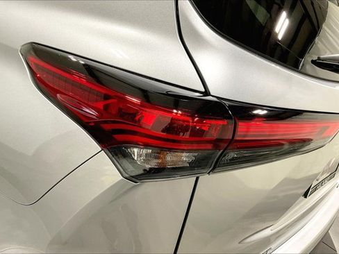 Used 2023 Toyota Highlander XLE AWD/4WD image 30