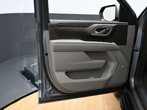 Used 2021 Chevrolet Suburban LT RWD image 41