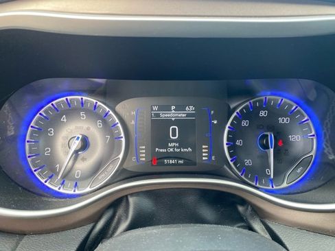 Used 2022 Chrysler Voyager LX image 18