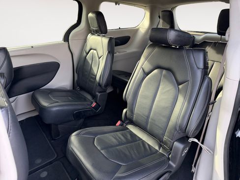 Used 2022 Chrysler Pacifica Touring-L image 13