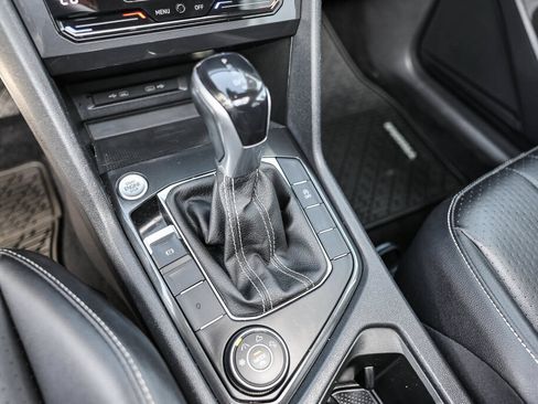 Used 2022 Volkswagen Tiguan SE AWD/4WD image 11