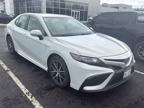 Used 2022 Toyota Camry SE w/ Cold Weather Package AWD/4WD image 2