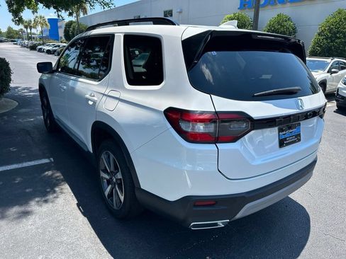 Used 2025 Honda Pilot Touring image 5